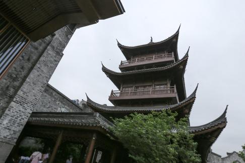 The eaves corner asks the sky 1