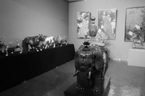 The scenery outside the elephant