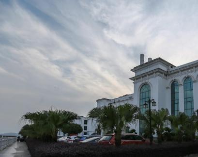 The order in front of the porch 2