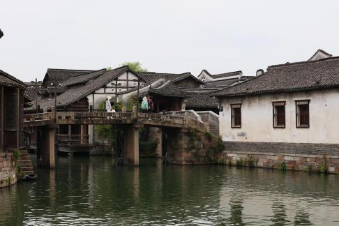 A river embracing the city 16