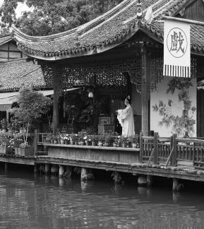 A river embracing the city 10