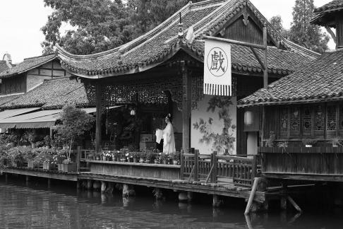 A river embracing the city 11