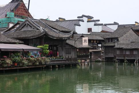 A river embracing the city 5