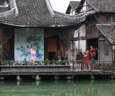 A river embracing the city 7