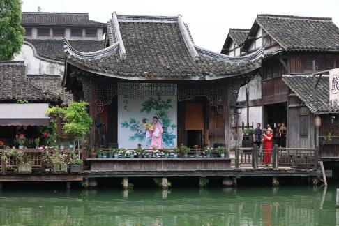 A river embracing the city 8