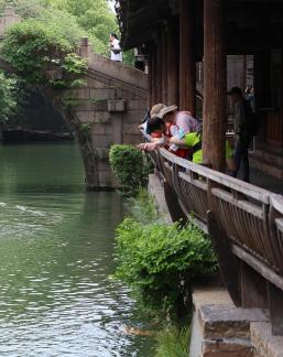 A river embracing the city 1