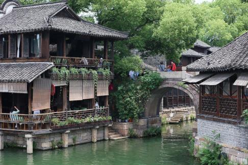 A river embracing the city 2