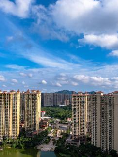 The clouds on the skyscraper 26