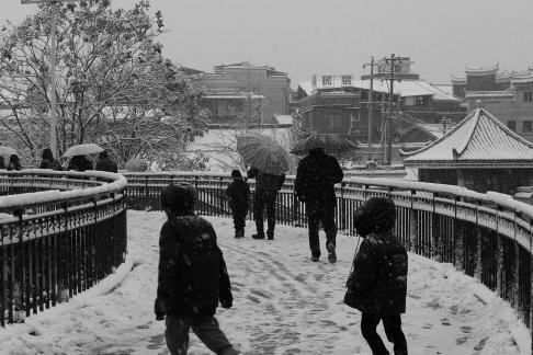 Snowflakes Dancing in the World 78