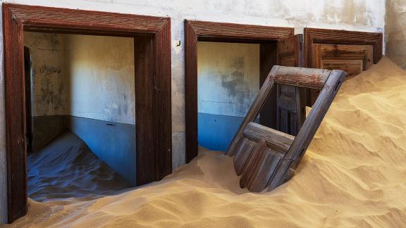 Kolmanskop 3 Doors 01