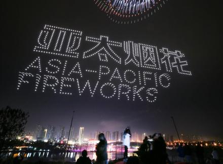 Fireworks bloom in full bloom 16