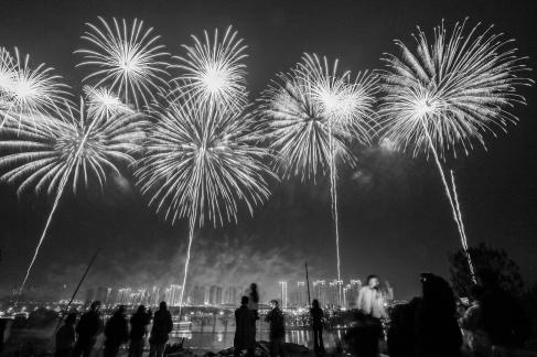 Fireworks bloom in full bloom 10