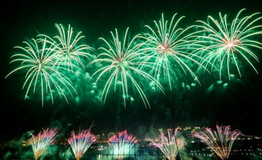 Fireworks bloom in full bloom 4