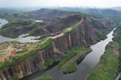 by the mountains and rivers 16