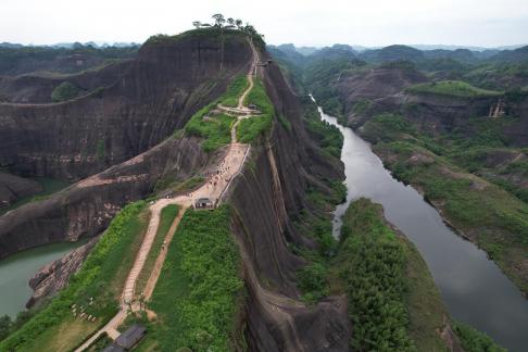 by the mountains and rivers 2