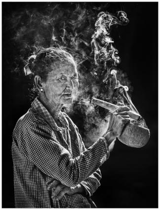 An old smoking lady