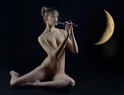 Playing to the moon 2