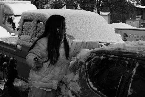 Snowflakes Dancing in the World 96