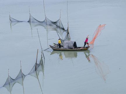 Throwing fishing net