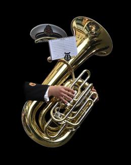 Cuatro notas con gorra