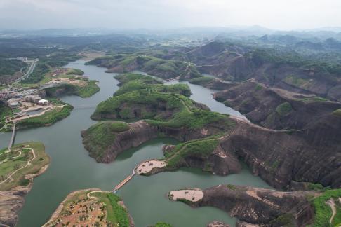 by the mountains and rivers 18