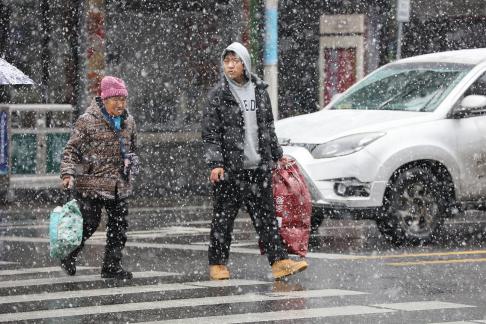 Snowflakes Dancing in the World 9