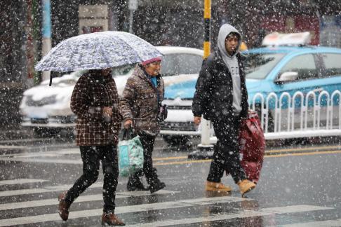 Snowflakes Dancing in the World 11