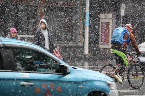 Snowflakes Dancing in the World 8