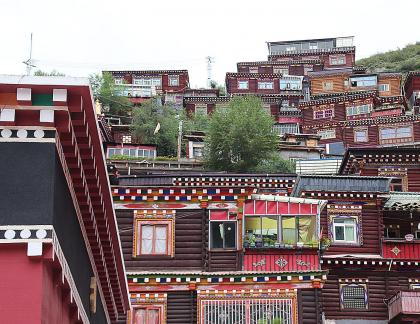 Houses on the mountain ridge 7