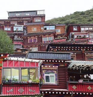 Houses on the mountain ridge 9