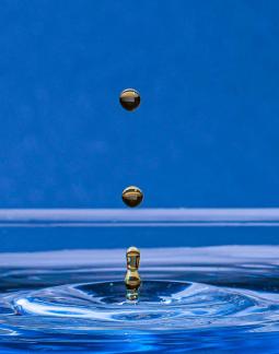 Water pillar with two drops