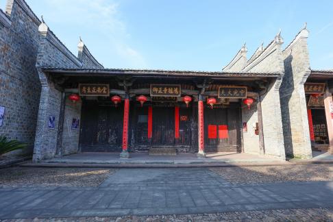 Between blue and white 4