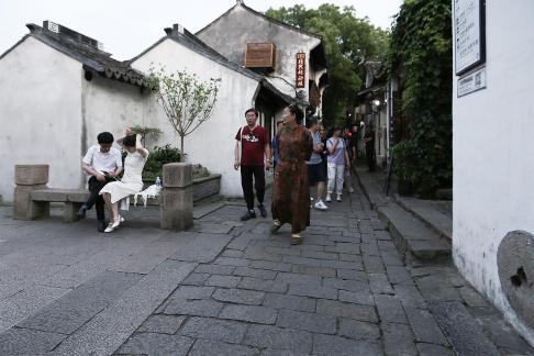 The alley stretches leisurely 1