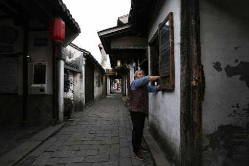 The alley stretches leisurely 2