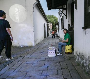 The alley stretches leisurely 3