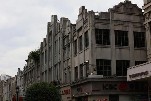 Gray toned floating growth 1