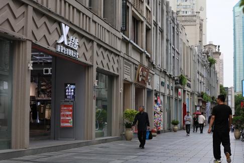 Gray toned floating growth 3