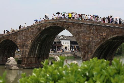 Qingshi Listening to the Rain 2