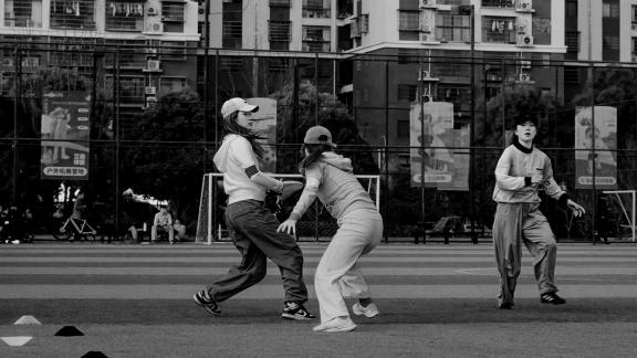 Young people playing frisbee 3