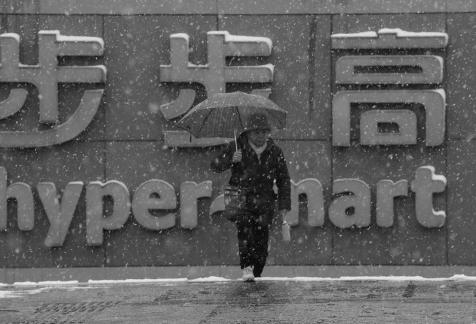 Snowflakes Dancing in the World 30