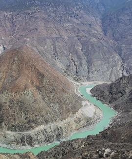 Mountains and waters intertwine 15