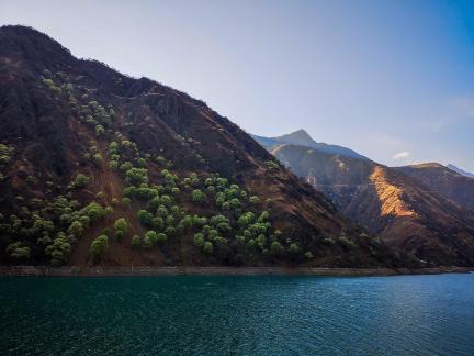 Mountains and waters intertwine 24