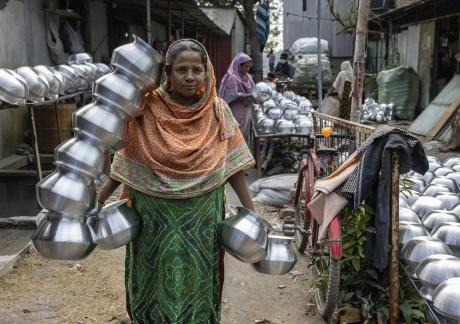 Aluminum factory workers in Dhaka 1