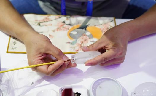 Interior painting in snuff bottles