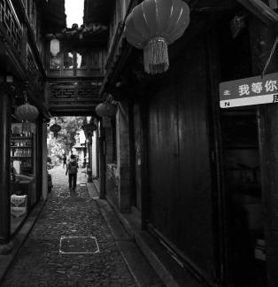 The alley stretches leisurely 6