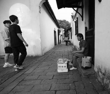 The alley stretches leisurely 7