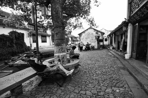 The alley stretches leisurely 8