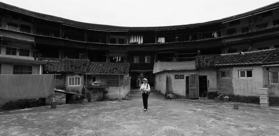 Round house and deep courtyard 3