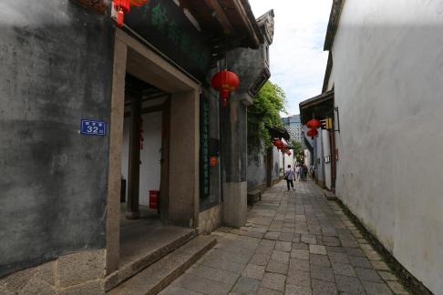 Three Lanes and Seven Alleys 7