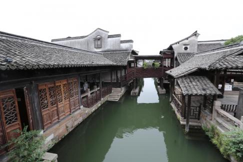 Singing on the green waves 18